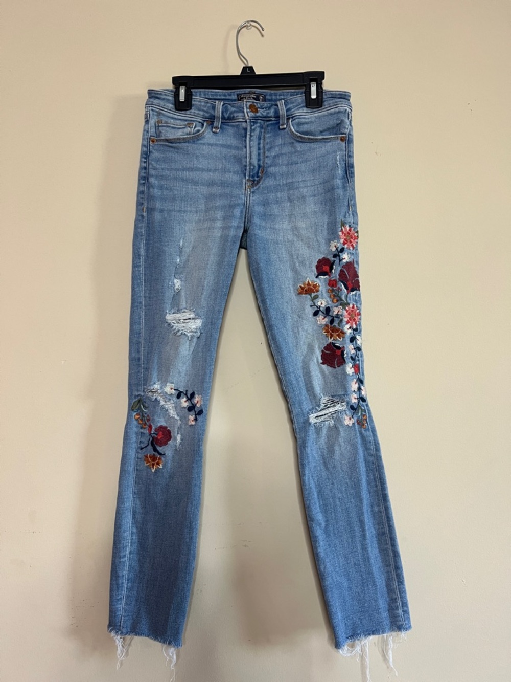 👖🧵🪡🥀Abercrombie & Fitch Women's Light Blue Embroidered Floral Jeans